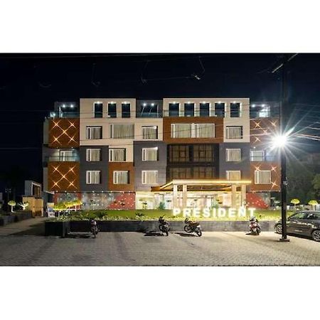 Hotel Shivay President Uddzsaín Kültér fotó