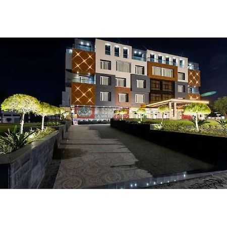 Hotel Shivay President Uddzsaín Kültér fotó