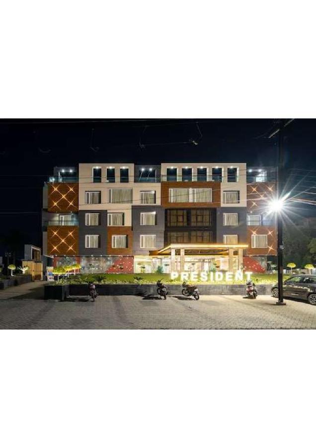 Hotel Shivay President Uddzsaín Kültér fotó