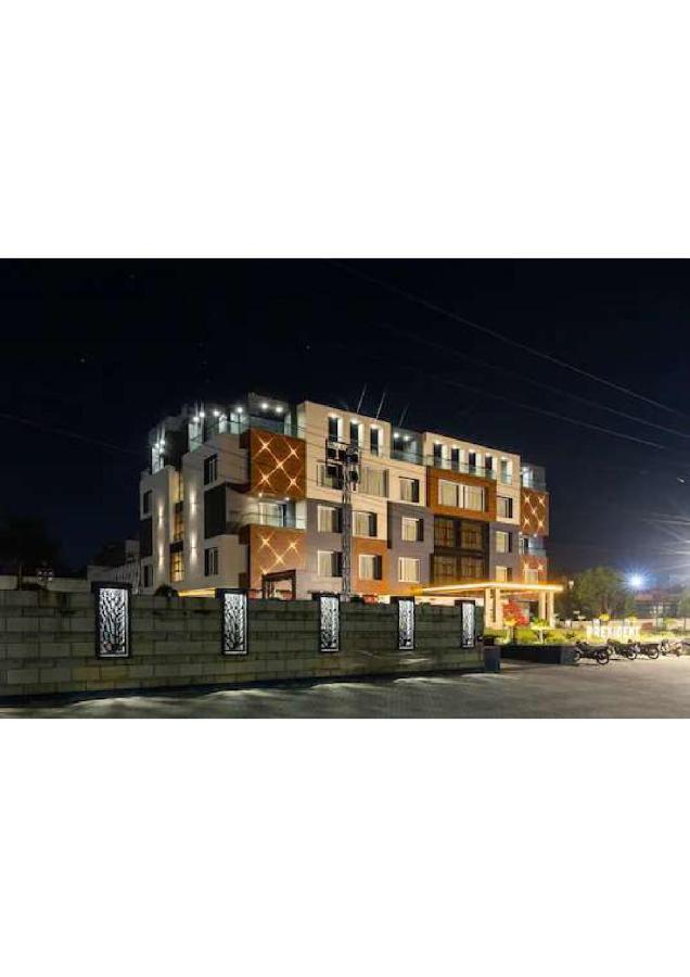 Hotel Shivay President Uddzsaín Kültér fotó