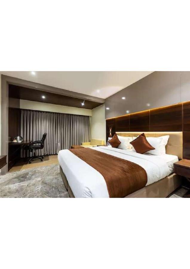 Hotel Shivay President Uddzsaín Kültér fotó